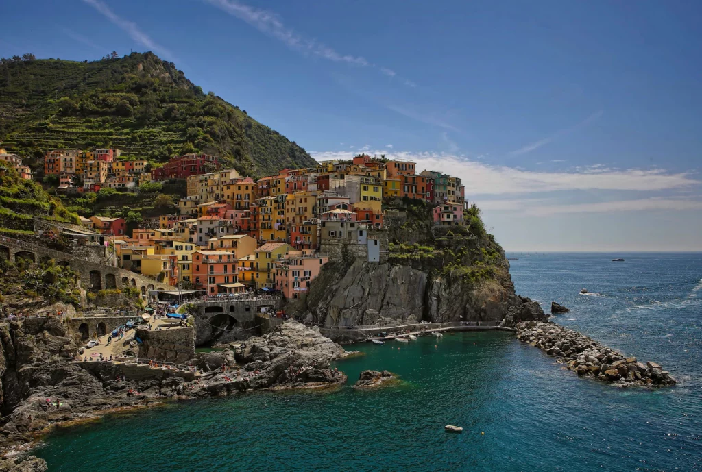 Photo of houses by the sea